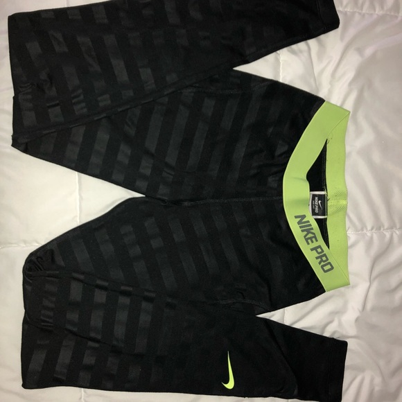 Nike Pros Size Small - Picture 1 of 2
